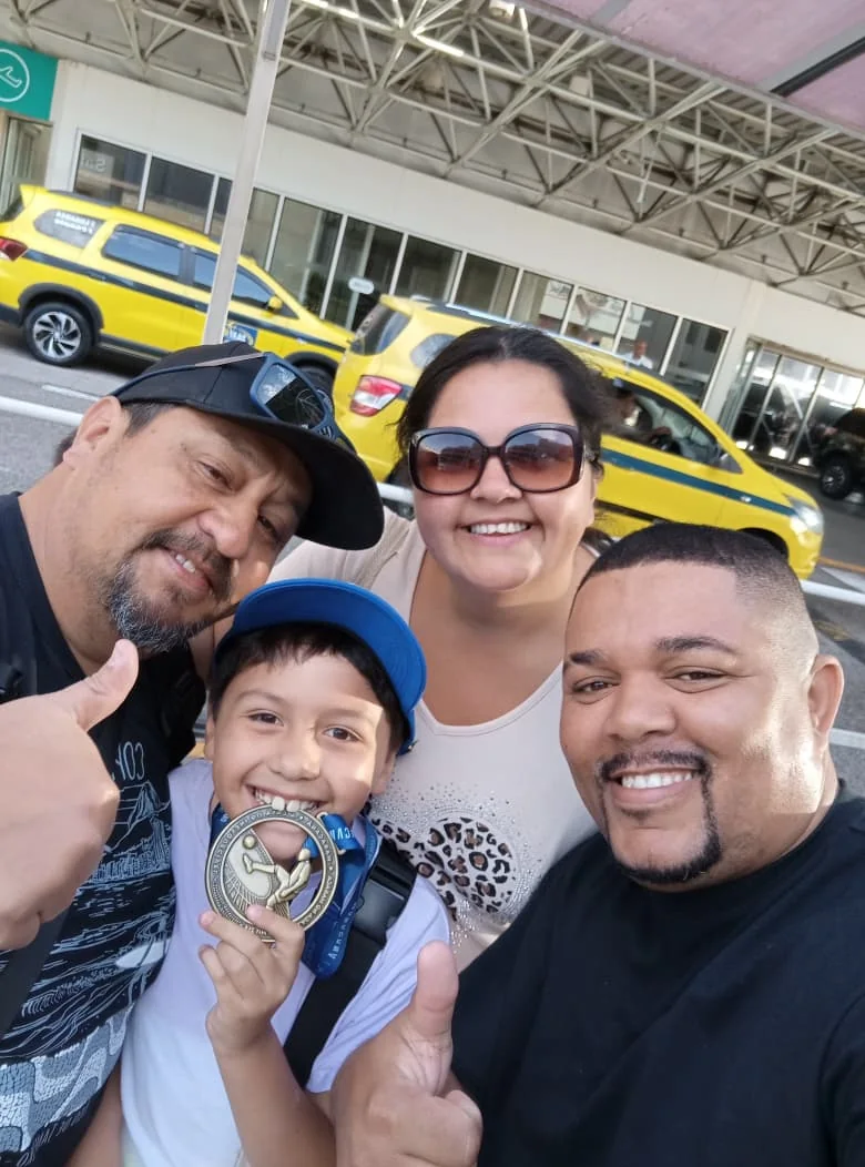Família em atendimento no aeroporto